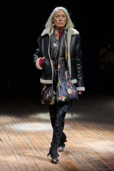 Look 15